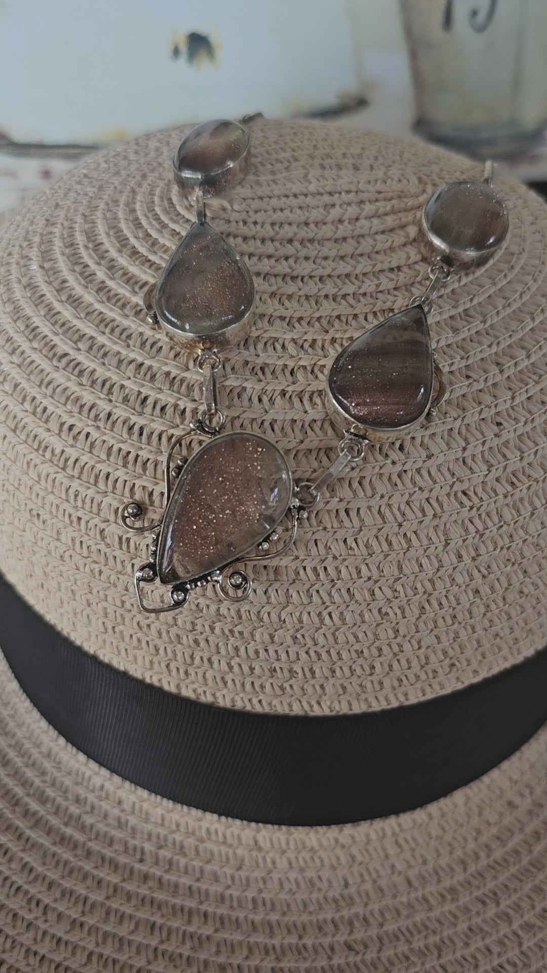 Collar brillante con detalles