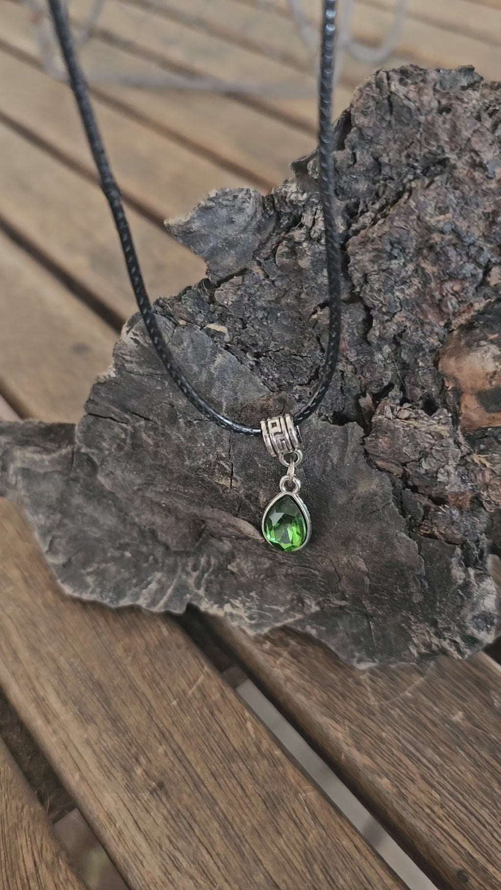 Collar Corto de Cordón Negro con Cristal Verde Esmeralda en Gota