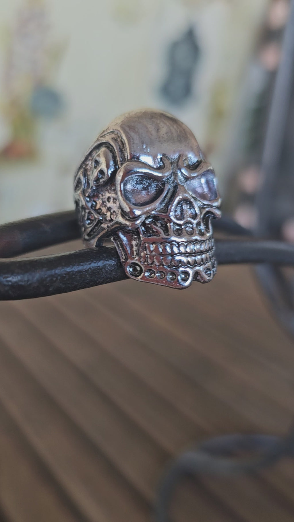 Llamativo anillo de calavera