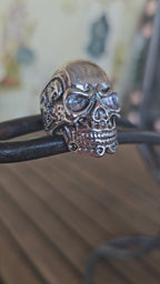 Llamativo anillo de calavera