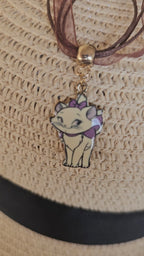 Collar Multihilo con Colgante de Gatita Marie Esmaltada – Tonos Marrón y Púrpura
