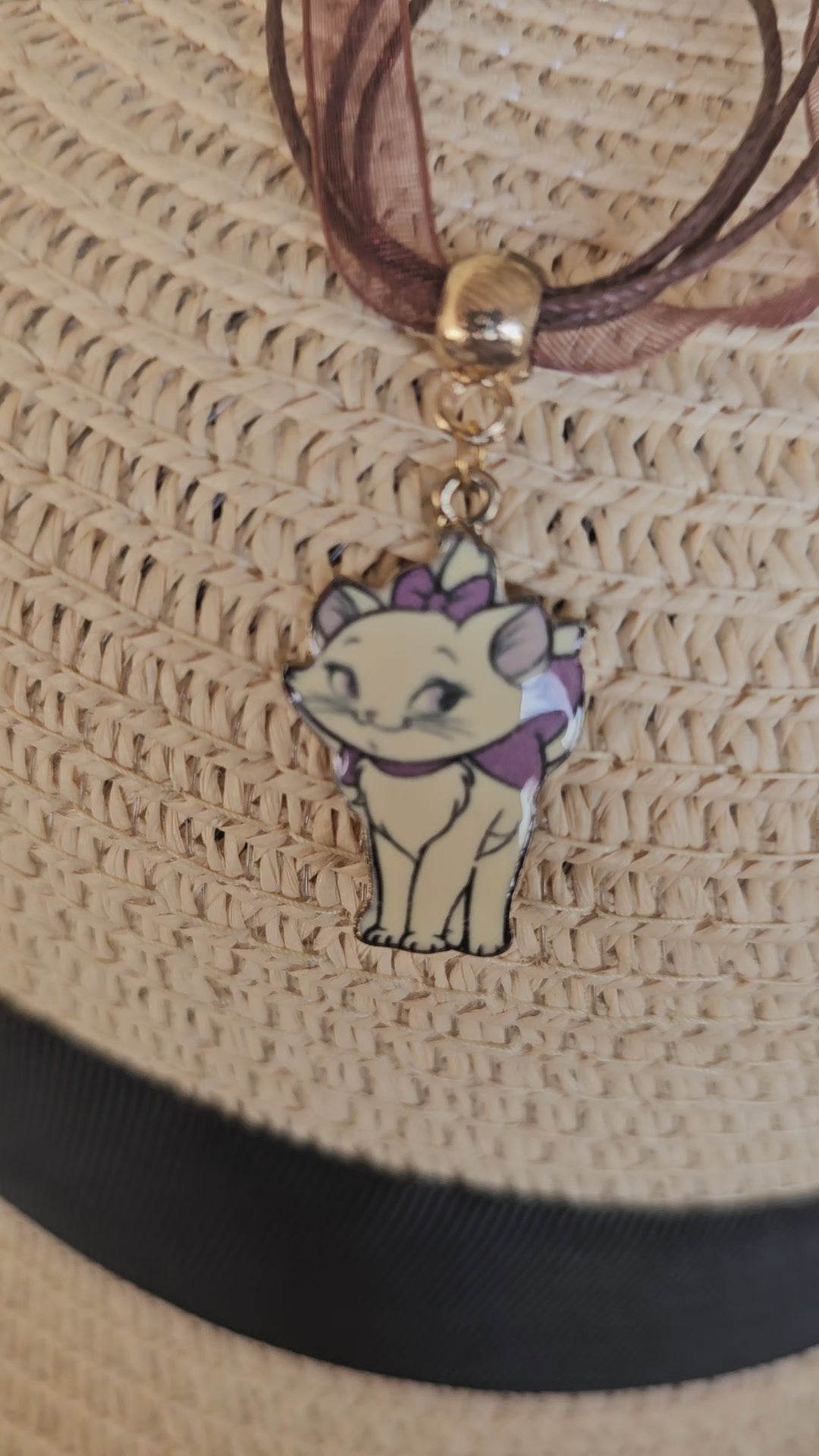 Collar Multihilo con Colgante de Gatita Marie Esmaltada – Tonos Marrón y Púrpura