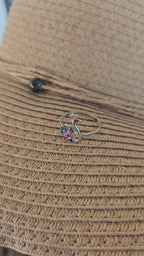 Delicado anillo con pavo real