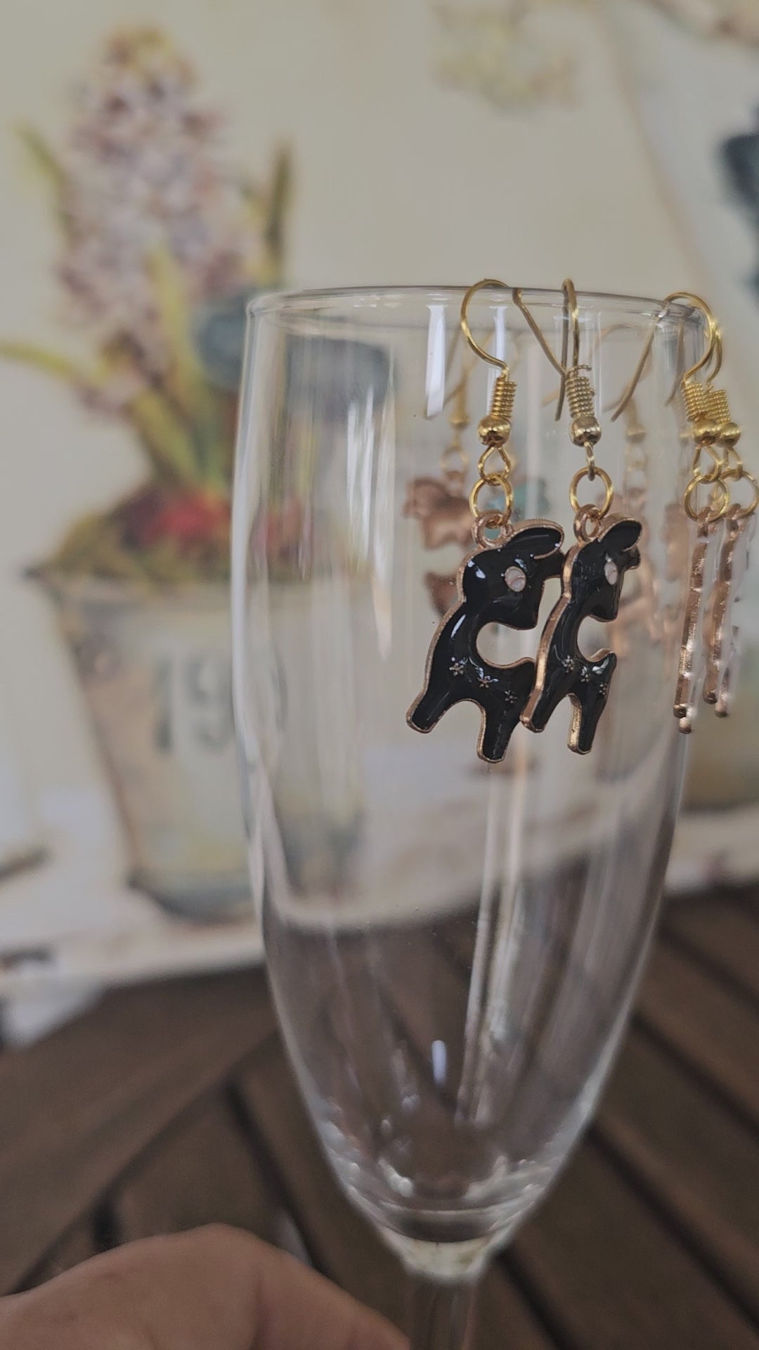 Pendientes de llama en rosa, azul, blanco y negro