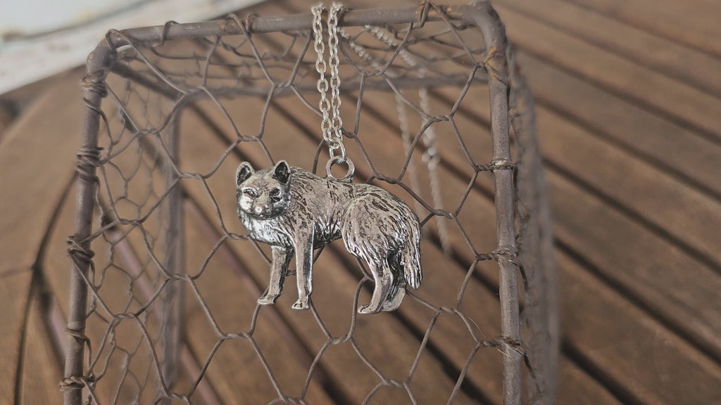 Collar Colgante Lobo Salvaje – Plata Envejecida y Relieve 3D