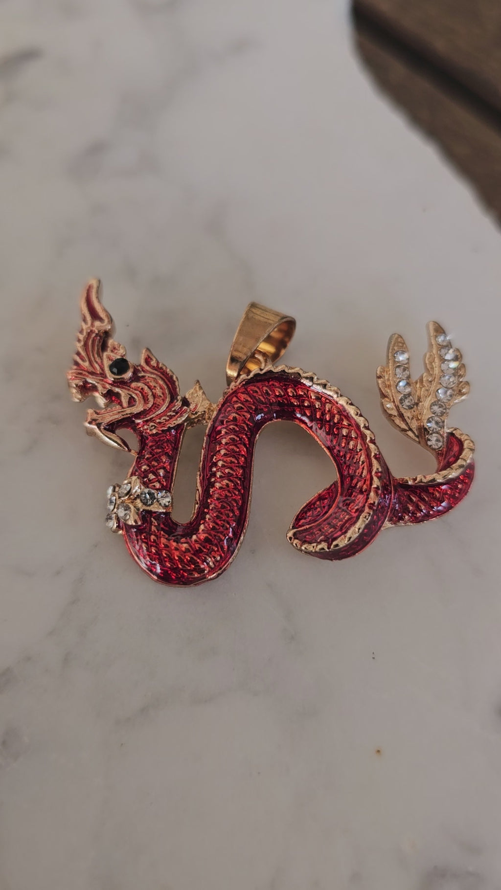Collar Colgante Dragón Oriental Rojo – Dorado y Cristales (Betsey Johnson)