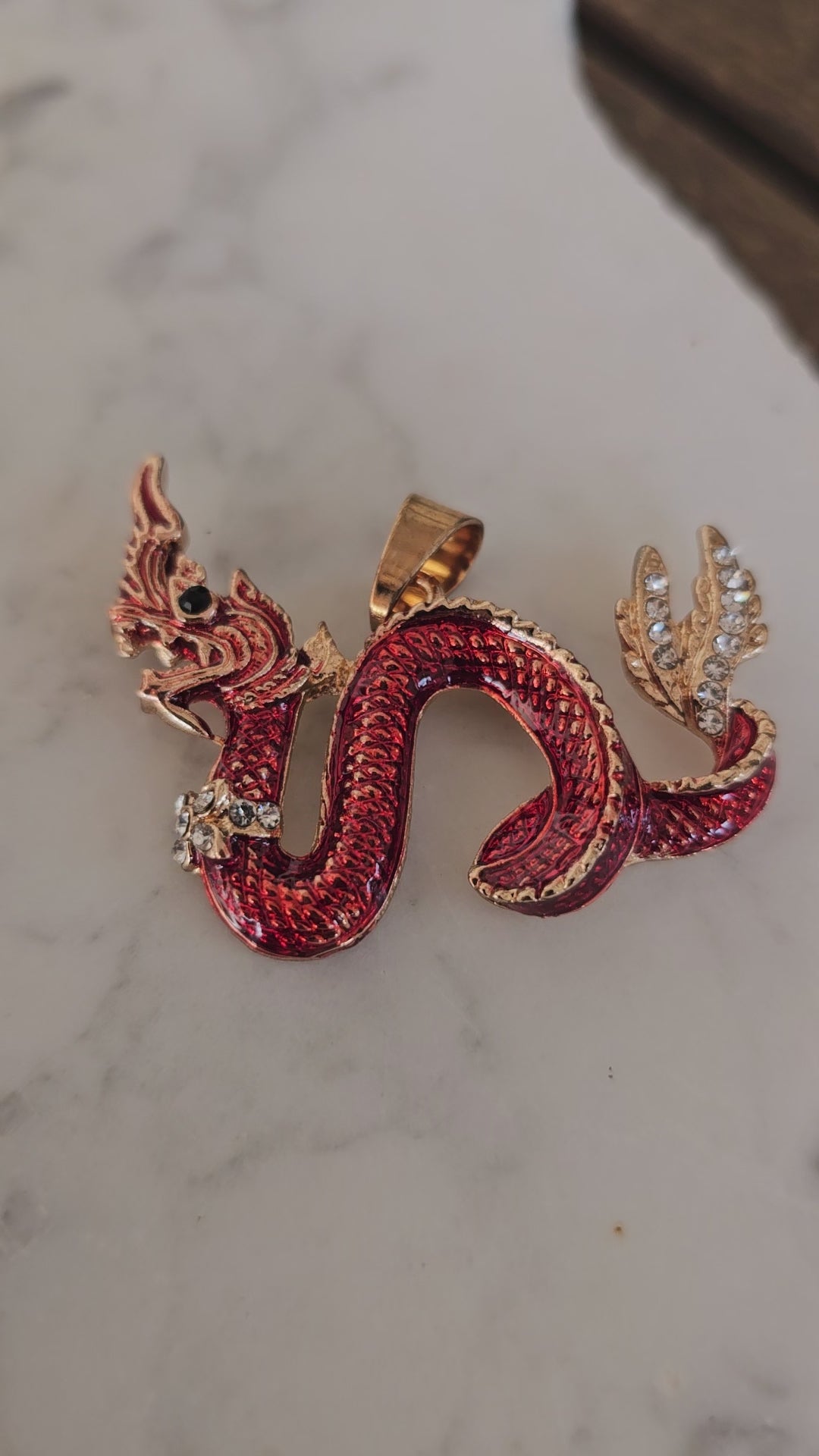 Collar Colgante Dragón Oriental Rojo – Dorado y Cristales (Betsey Johnson)