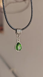 Collar Corto de Cordón Negro con Cristal Verde Esmeralda en Gota