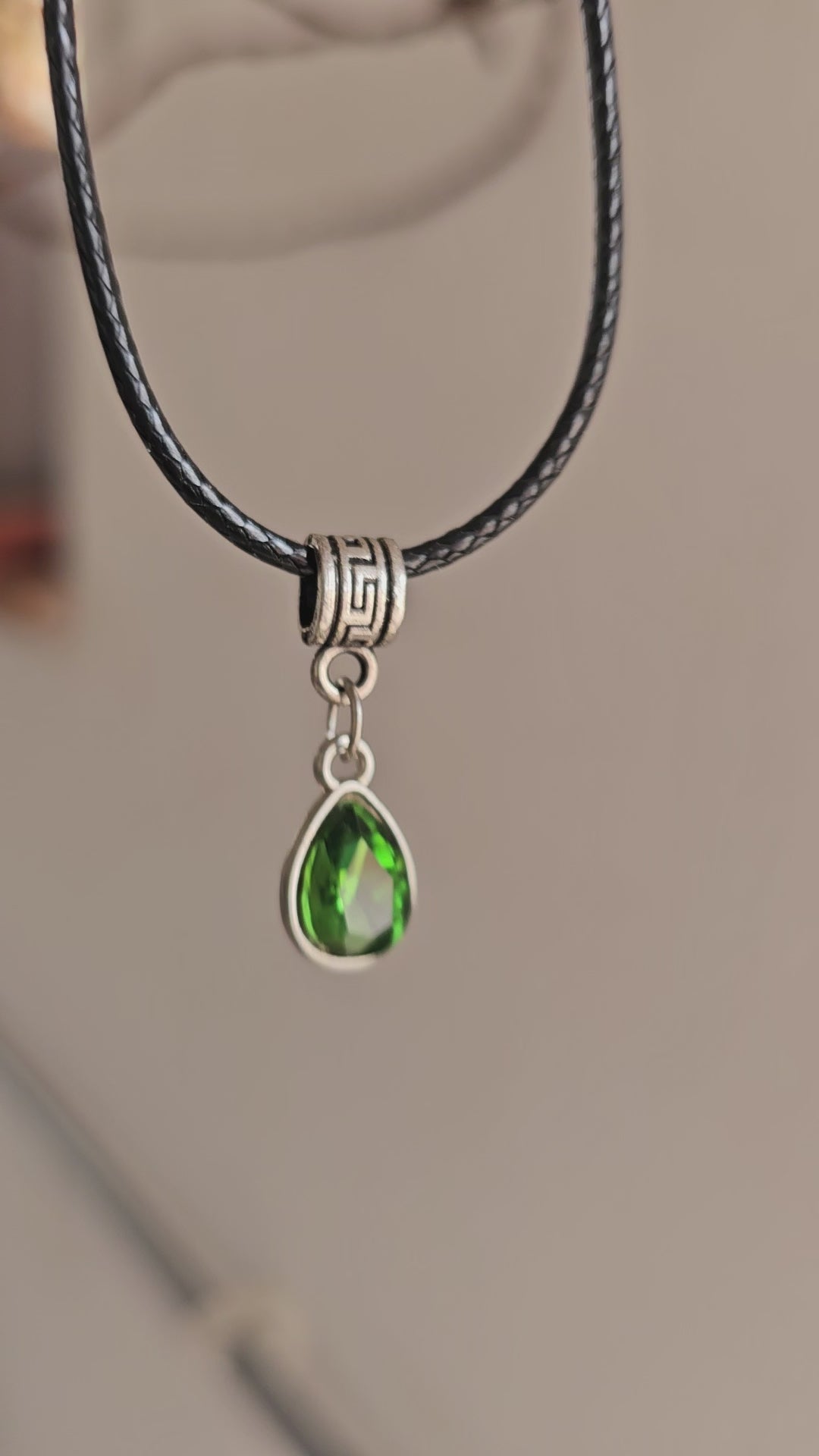 Collar Corto de Cordón Negro con Cristal Verde Esmeralda en Gota