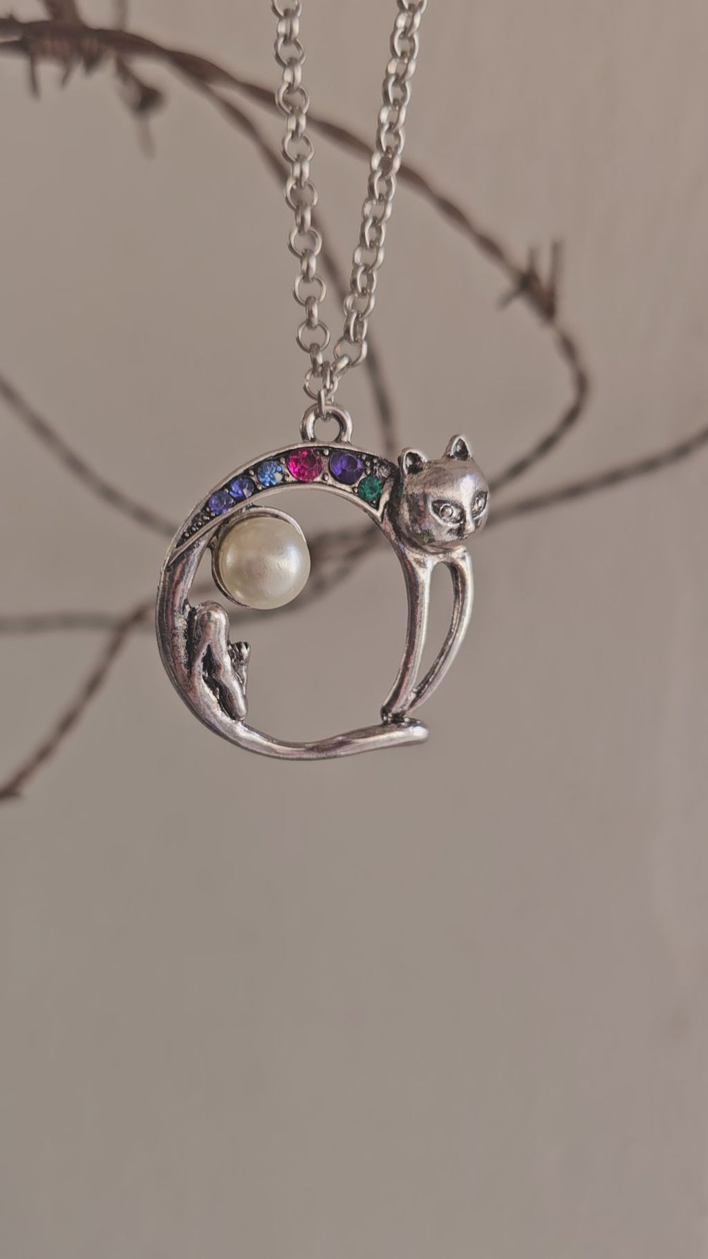Collar Colgante Gato de la Luna – Perla y Cristales Arcoíris