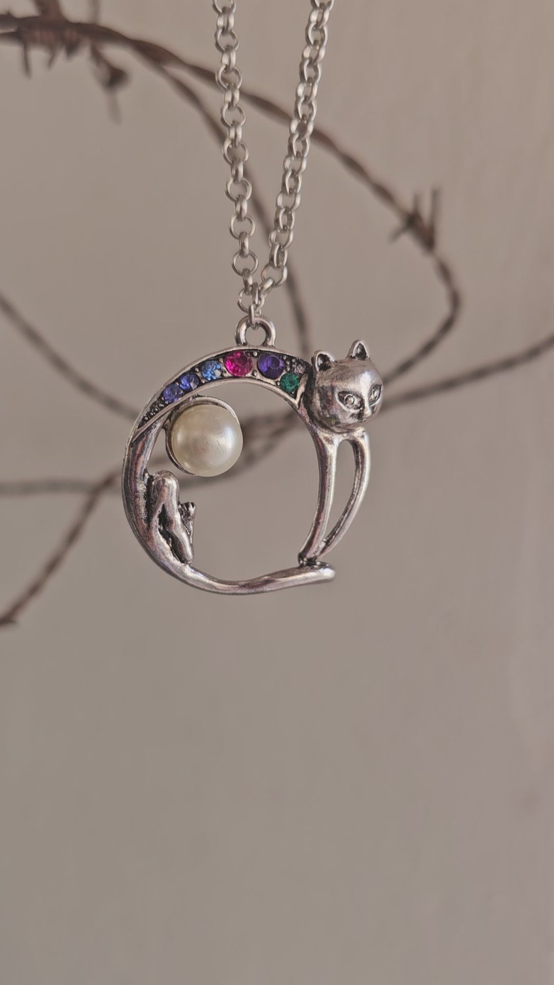 Collar Colgante Gato de la Luna – Perla y Cristales Arcoíris