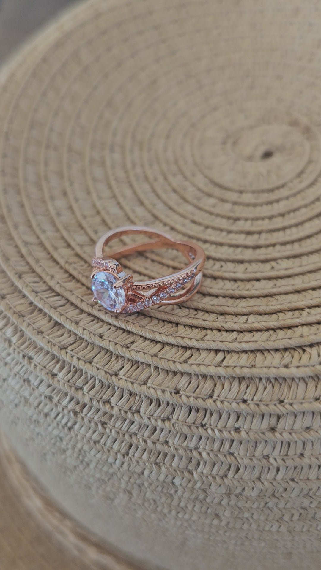 Lindo anillo de color oro rosa