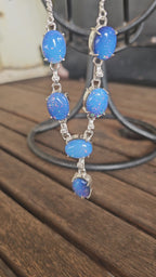 Lindo collar azul brillante para cualquier ocasión