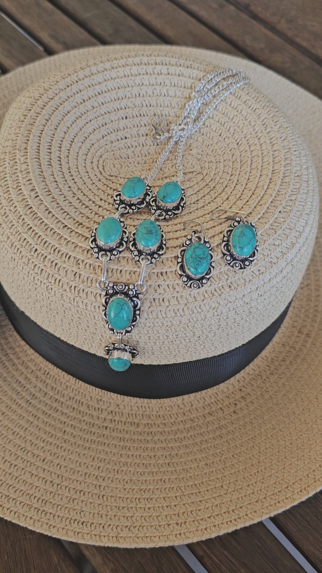 Conjunto de collar y pendientes turquesa