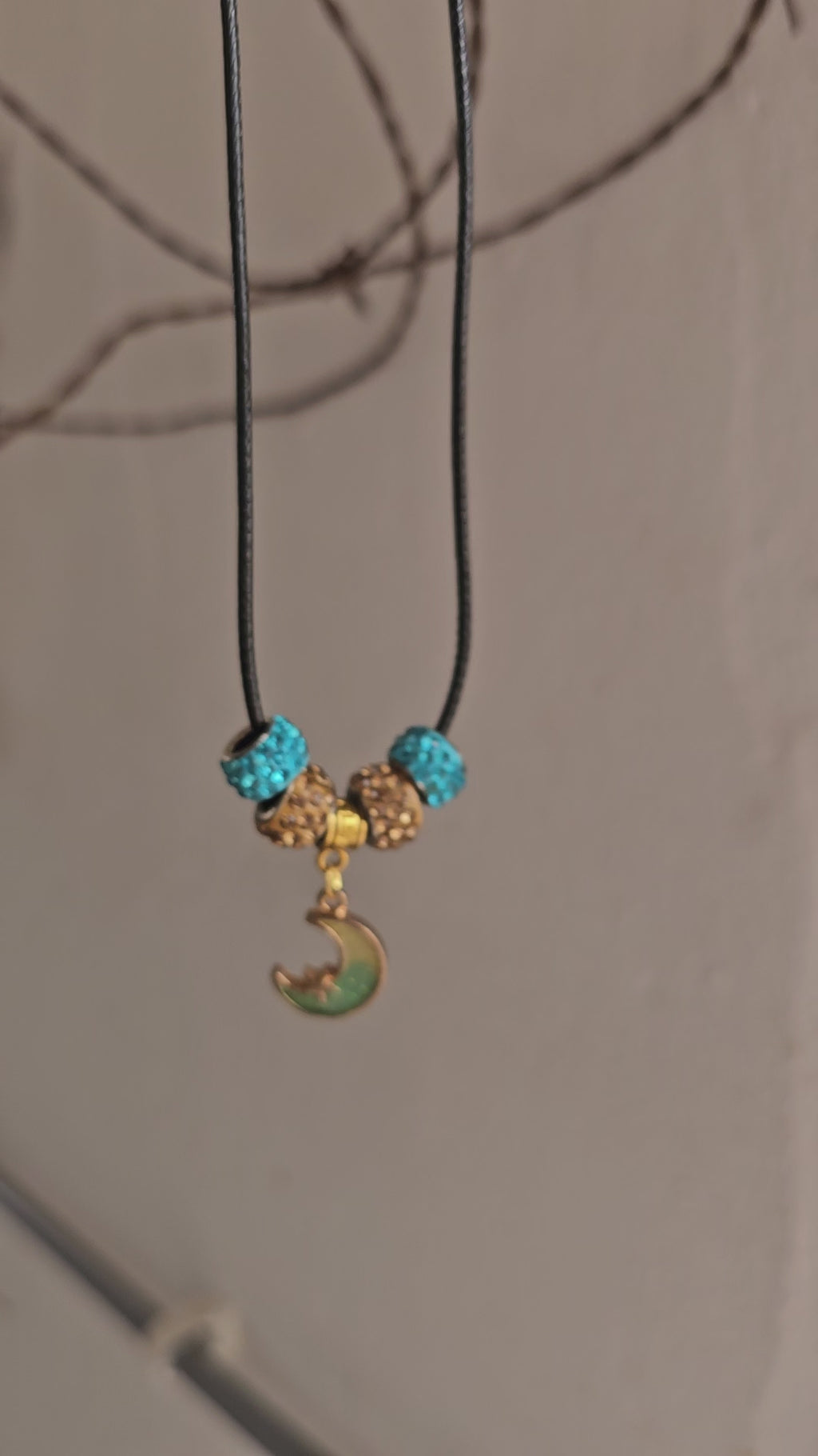 Collar Místico con Colgante de Luna, Estrella y Charms Brillantes