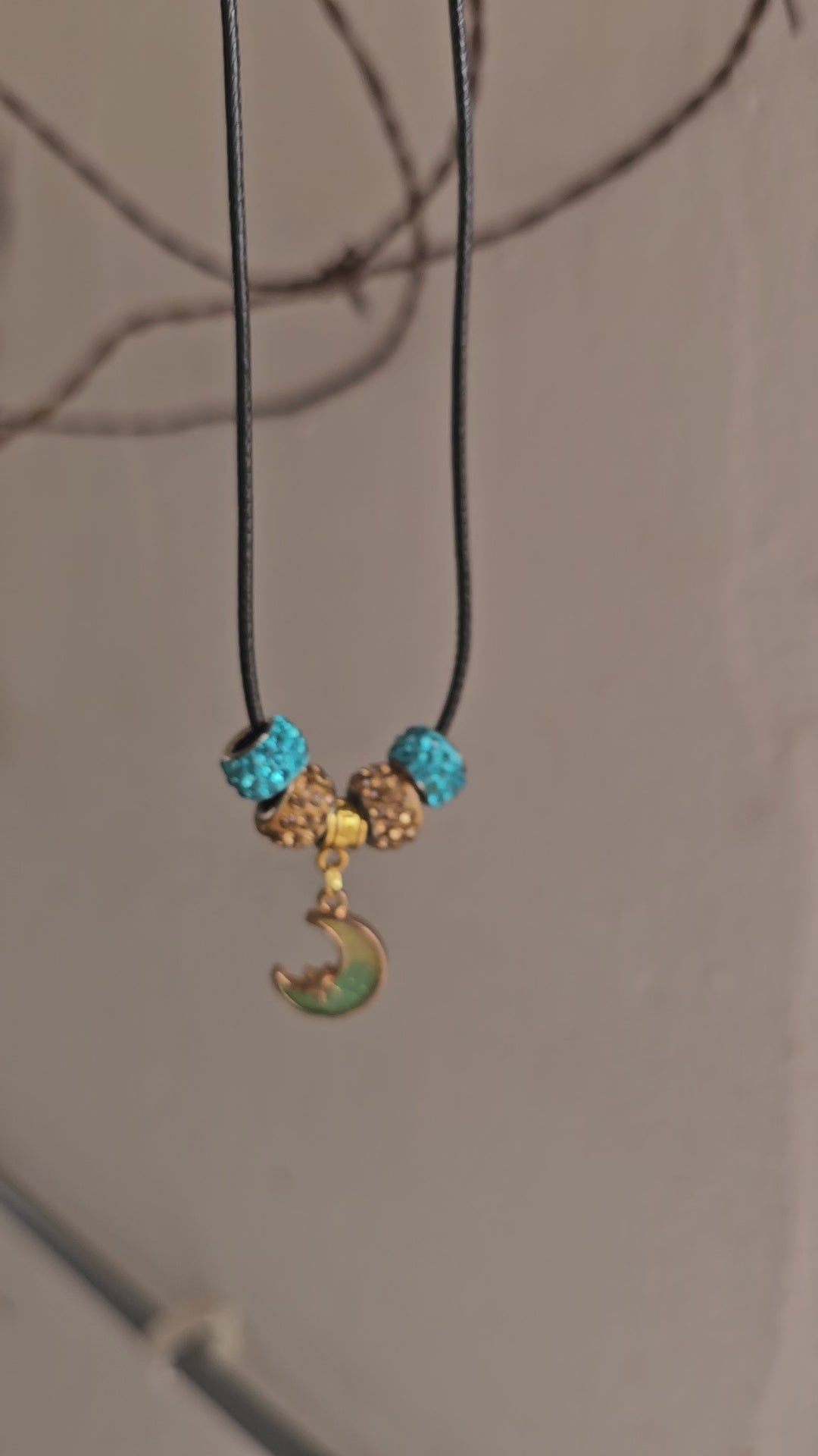 Collar Místico con Colgante de Luna, Estrella y Charms Brillantes