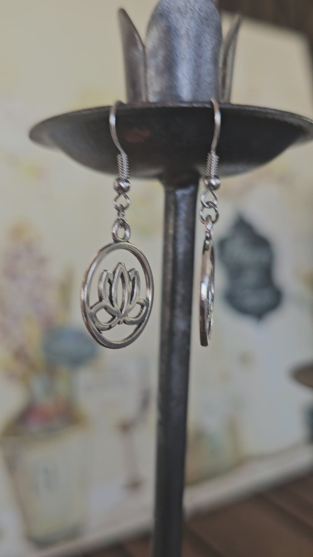 Pendientes de Flor de Loto Plateados - Pendientes Colgantes Boho Chic