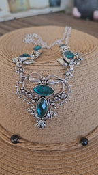 Collar delicado y elegante