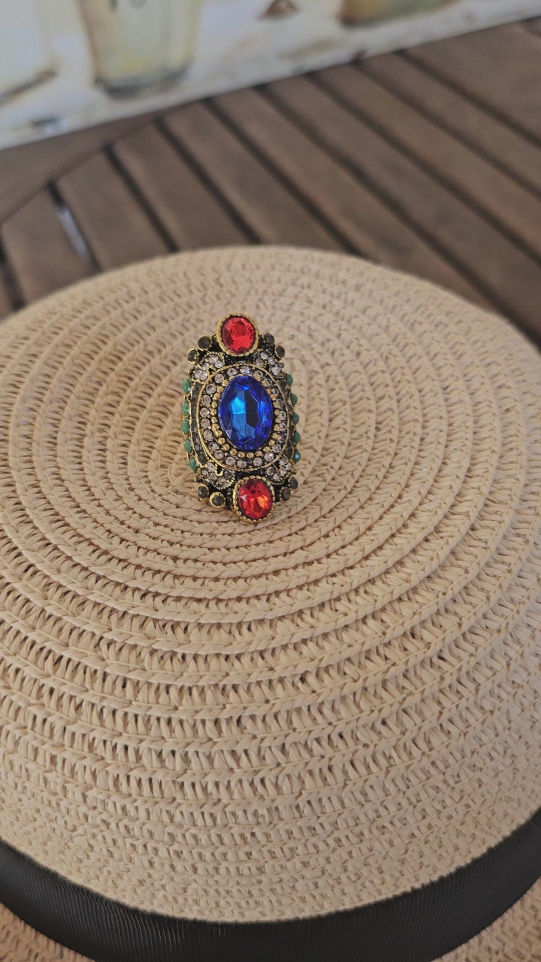 Enorme y magnífico anillo diseño audaz