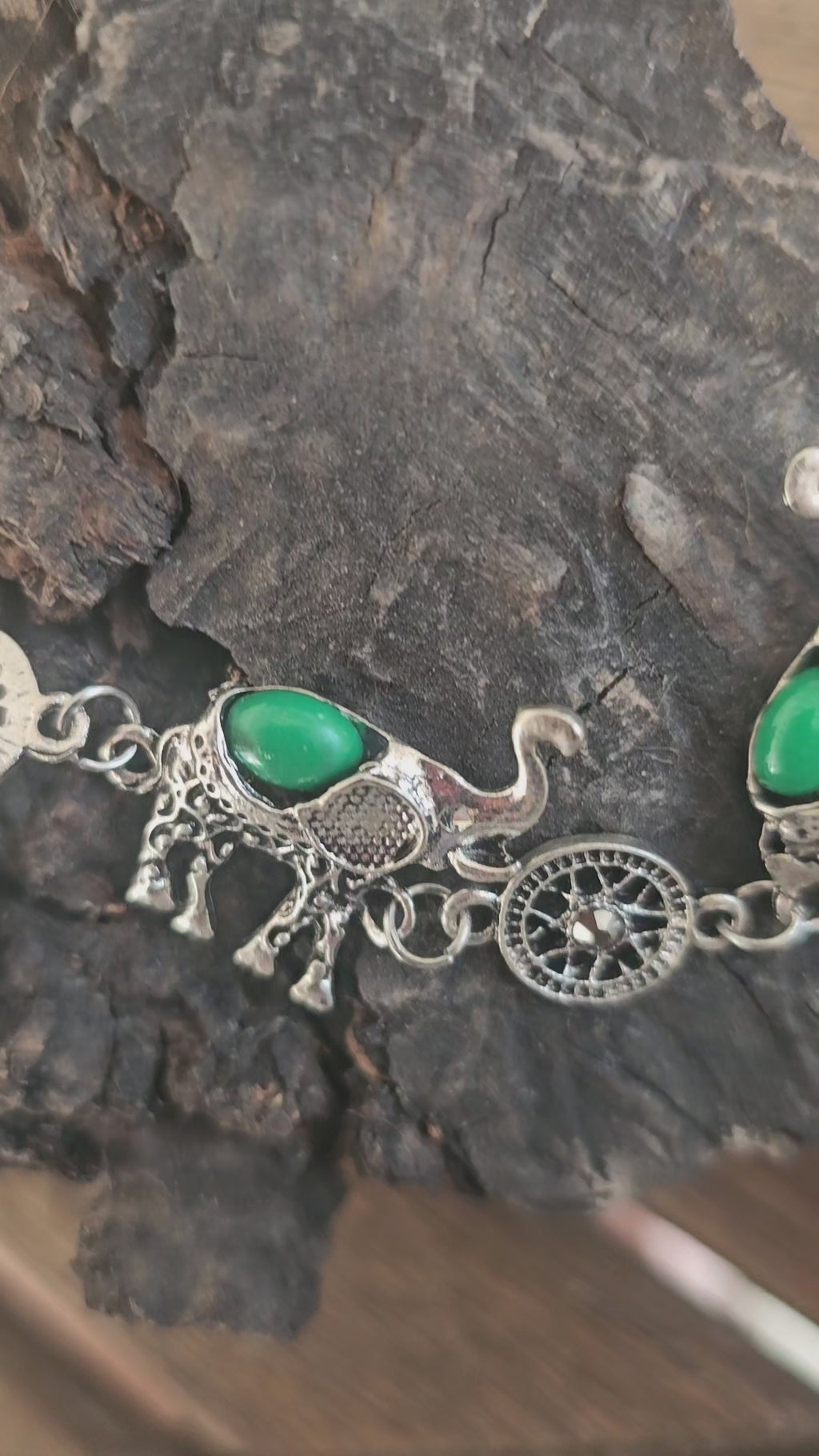 Pulsera Estilo Étnico con Elefantes y Piedras Verdes