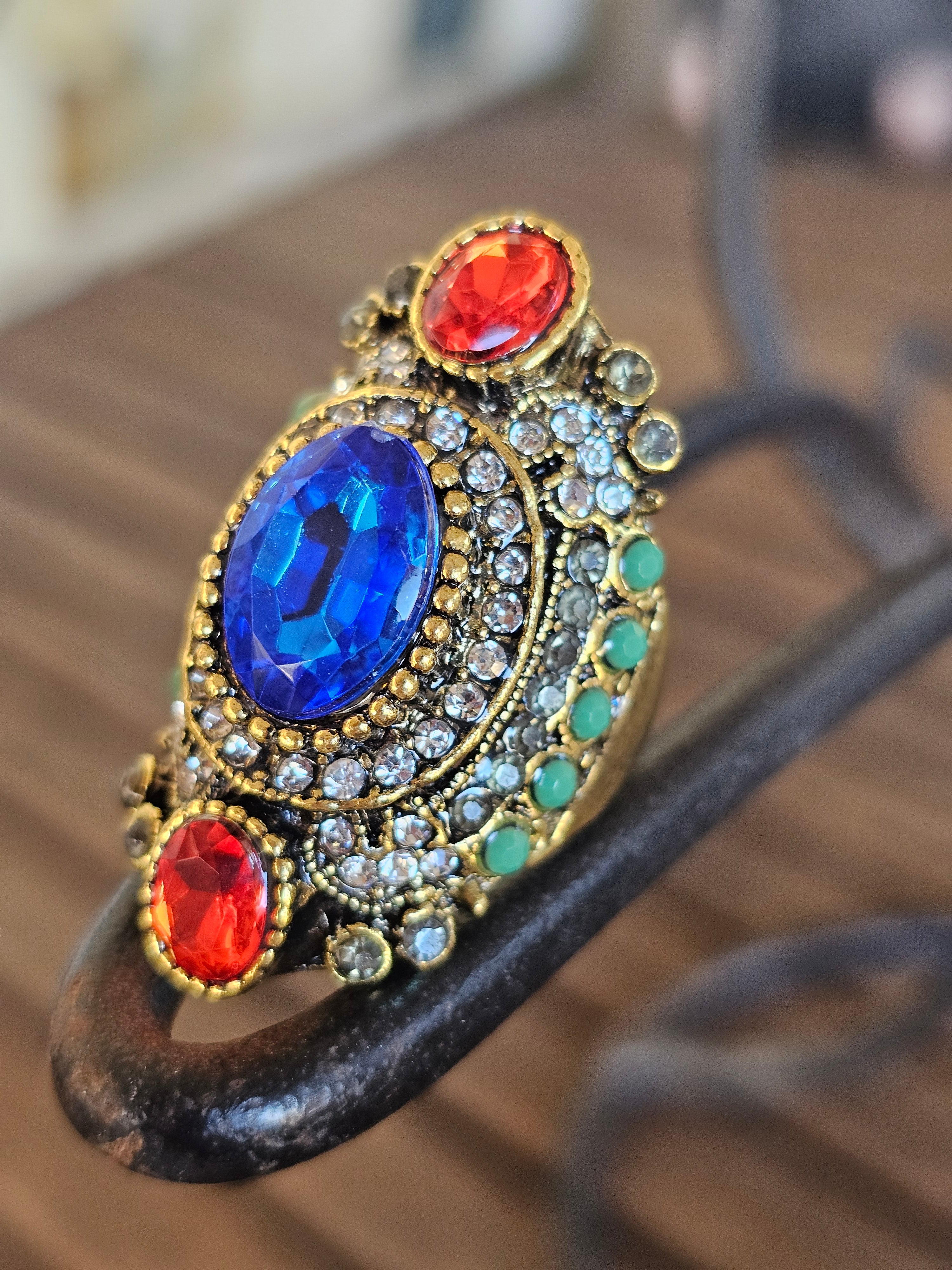 Enorme y magnífico anillo diseño audaz