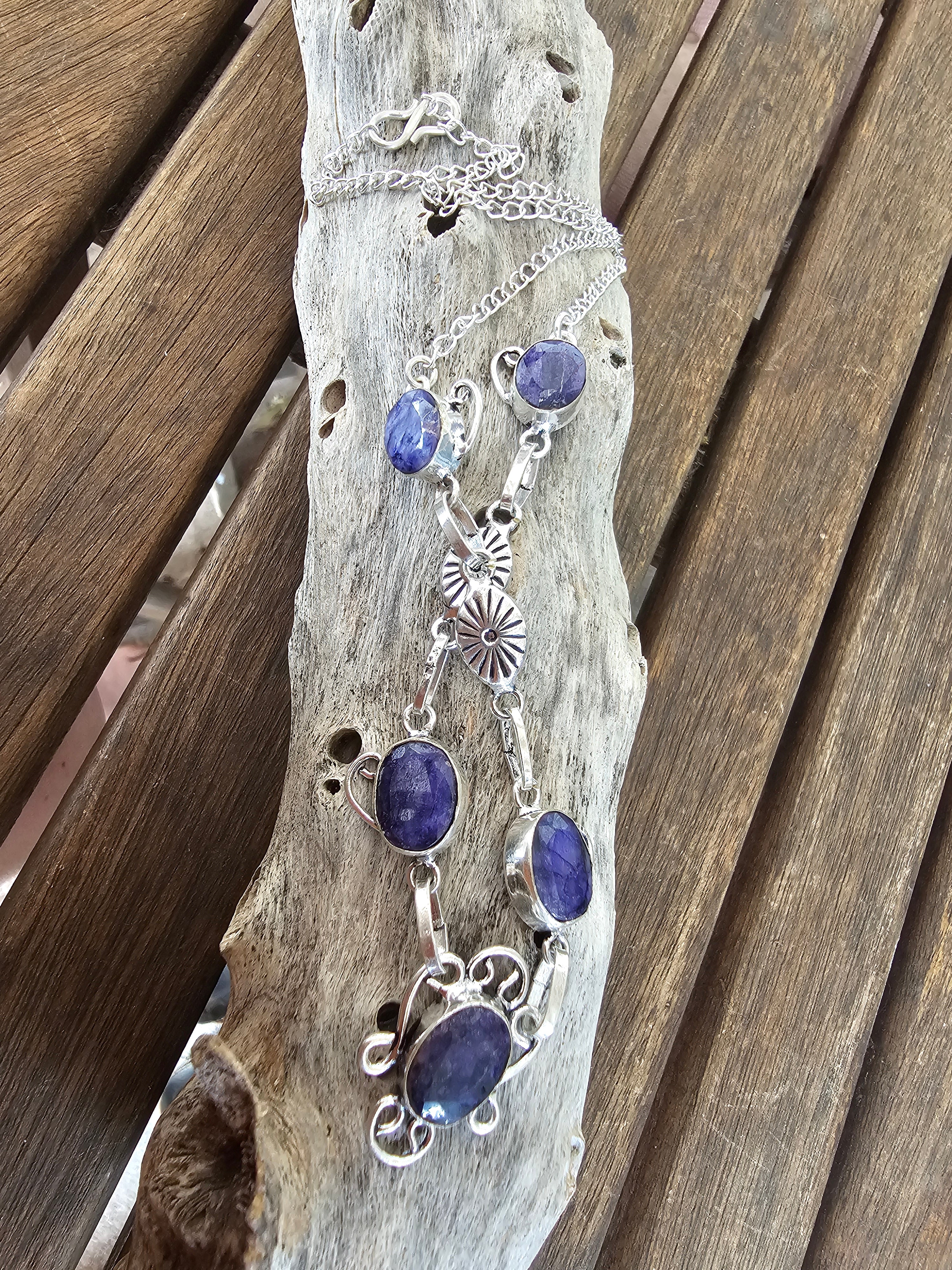 Romántico collar lavalier