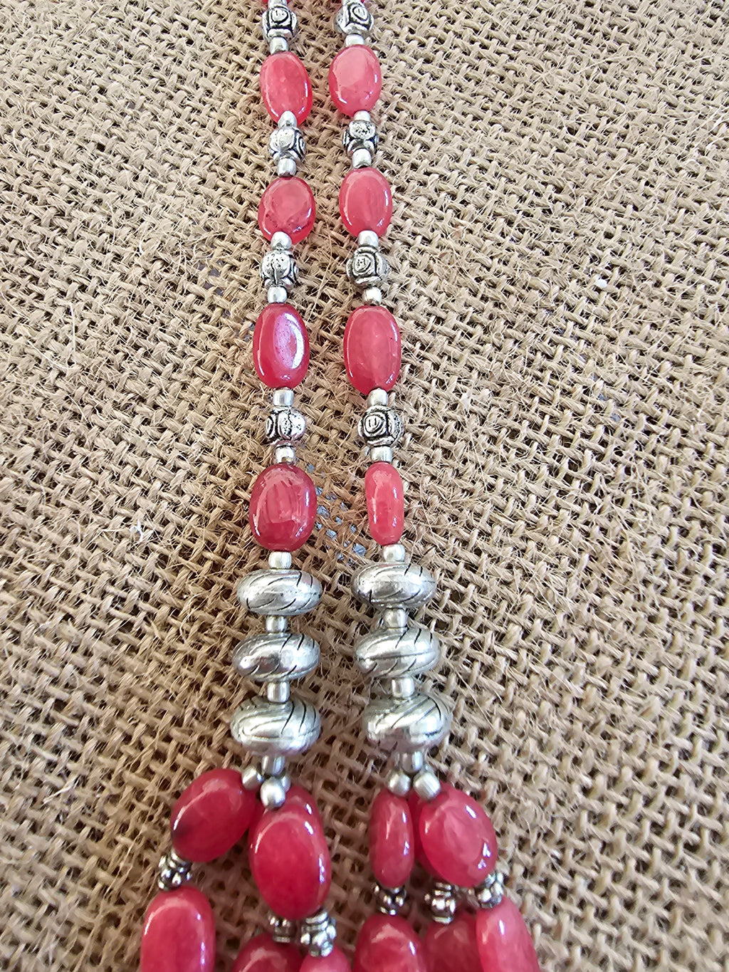 Collar rojo femenino