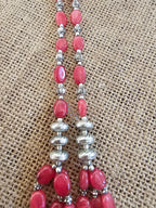 Collar rojo femenino
