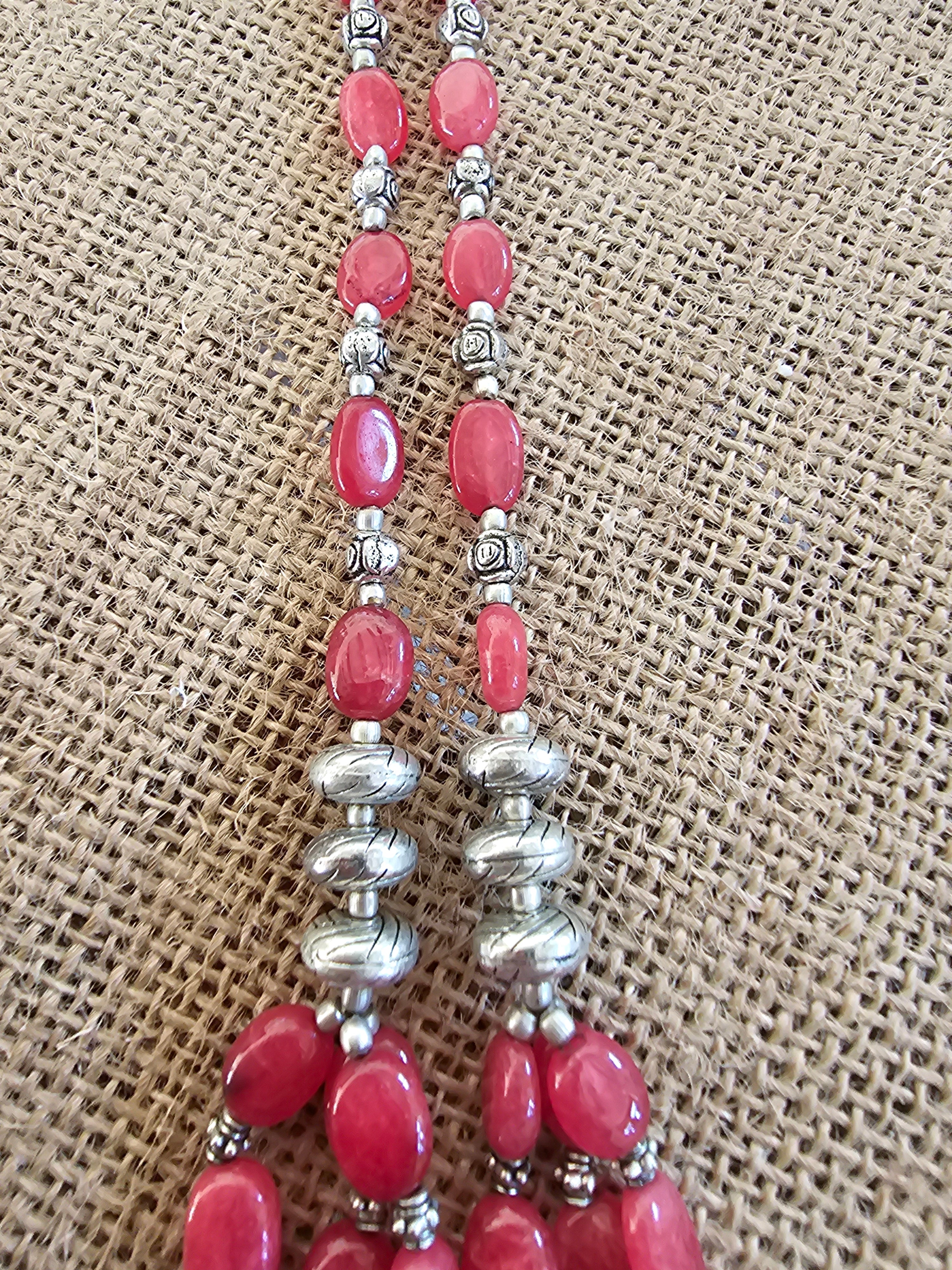 Collar rojo femenino