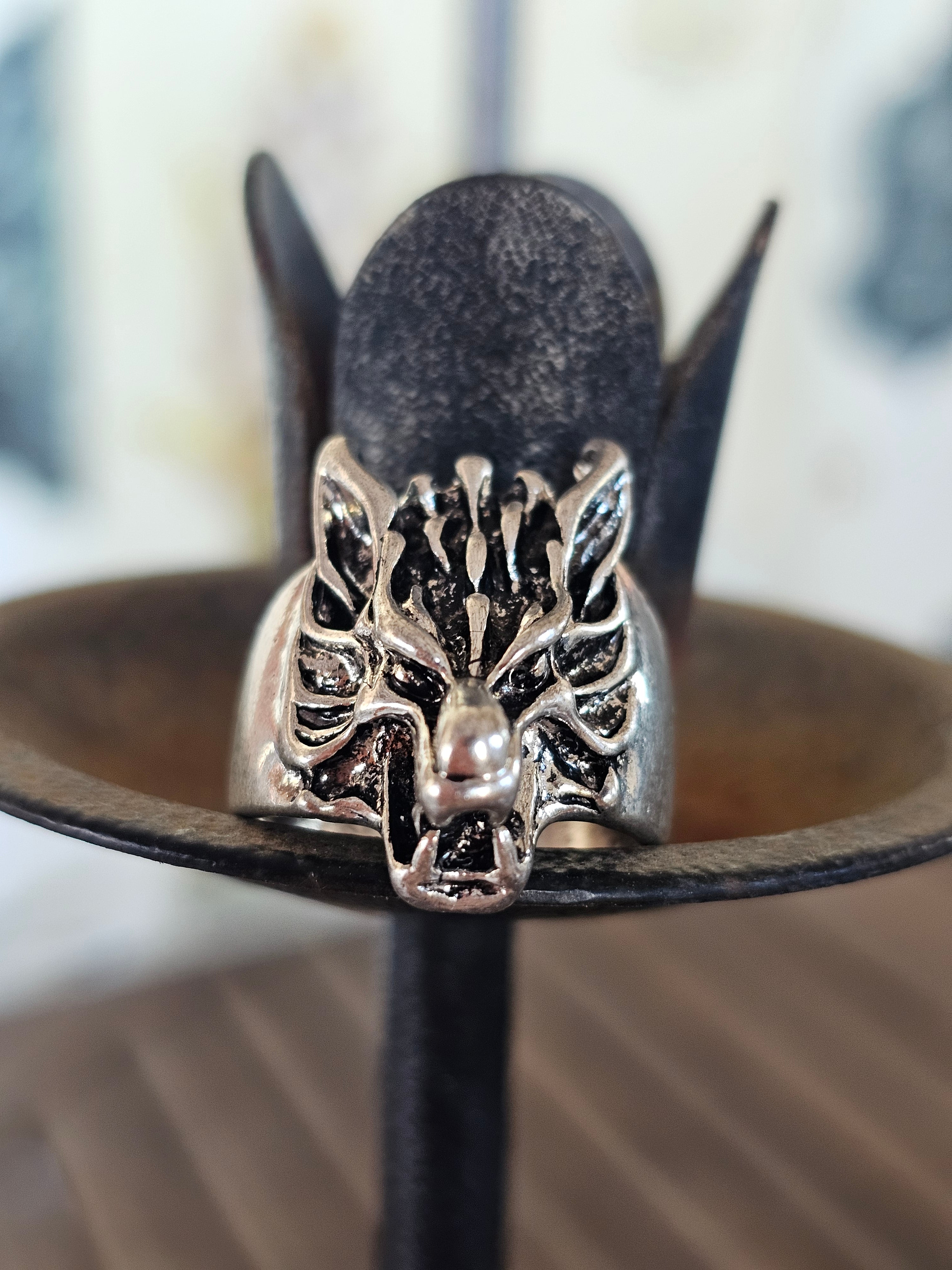 Cabeza de lobo en anillo