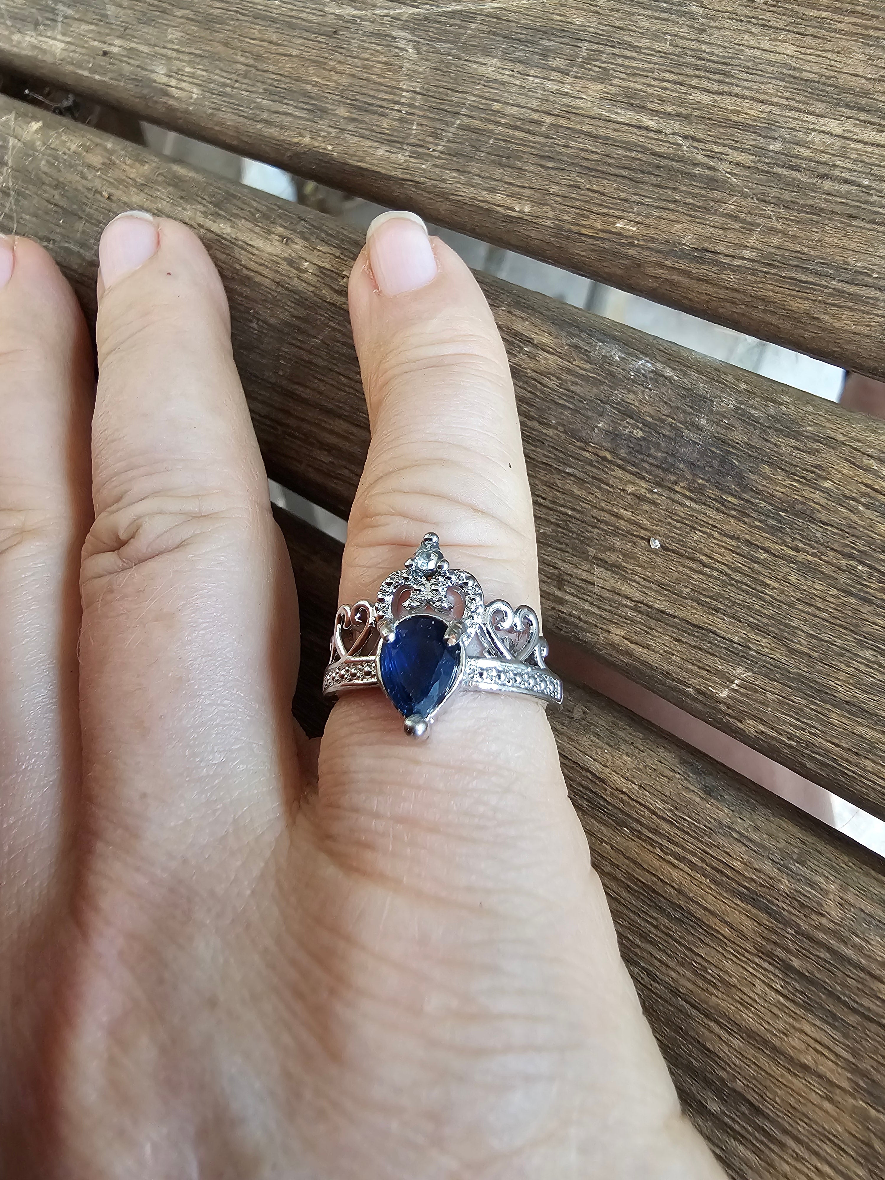 Bonito anillo de forma de tiara
