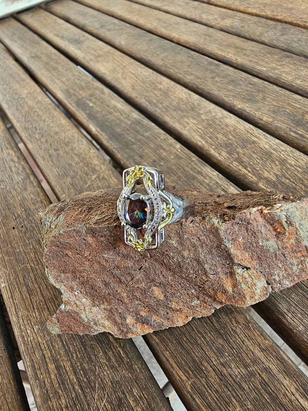 Llamativo anillo con filigranas y piedra