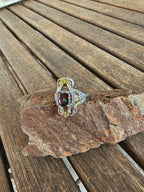 Llamativo anillo con filigranas y piedra