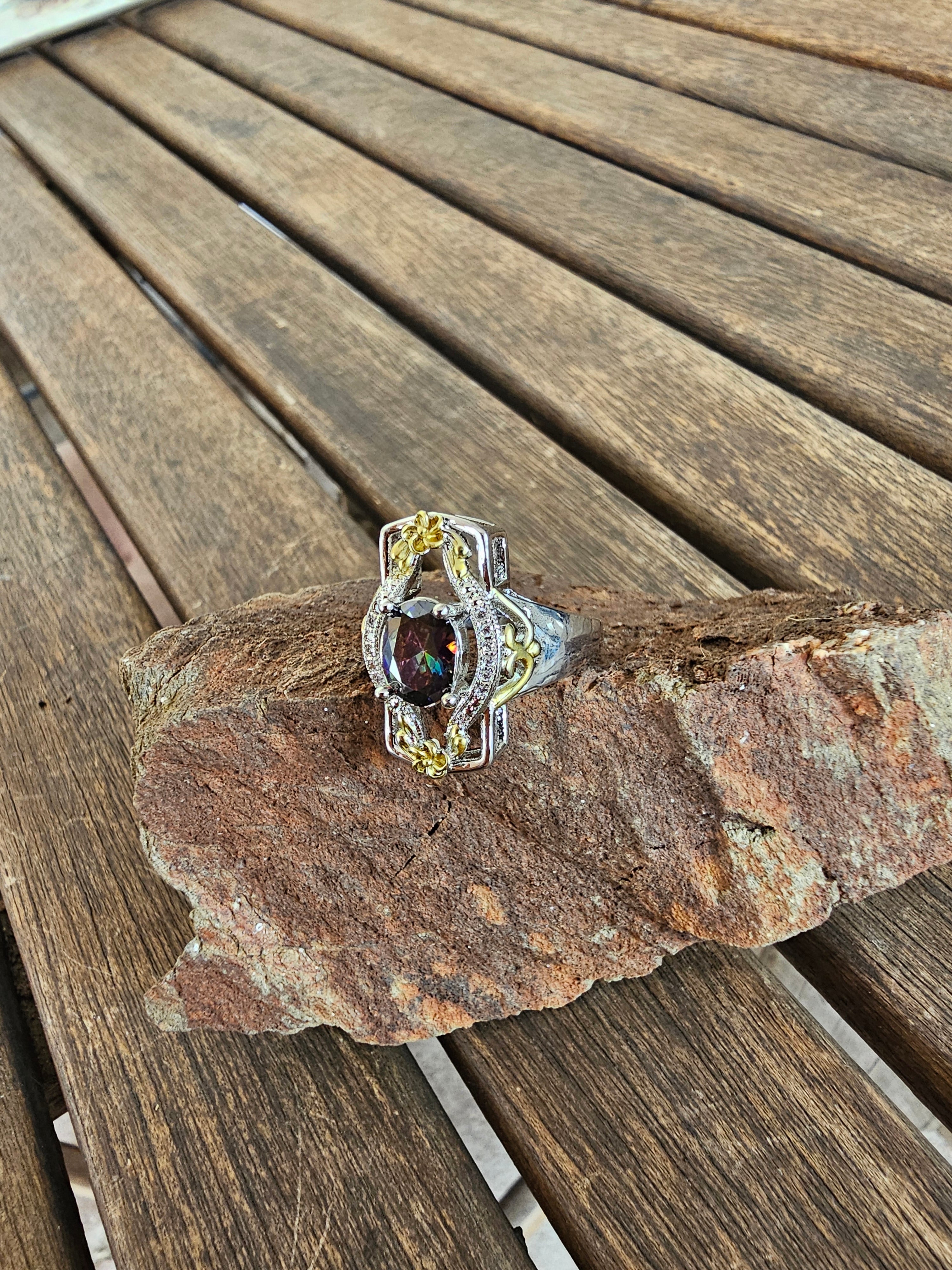 Llamativo anillo con filigranas y piedra