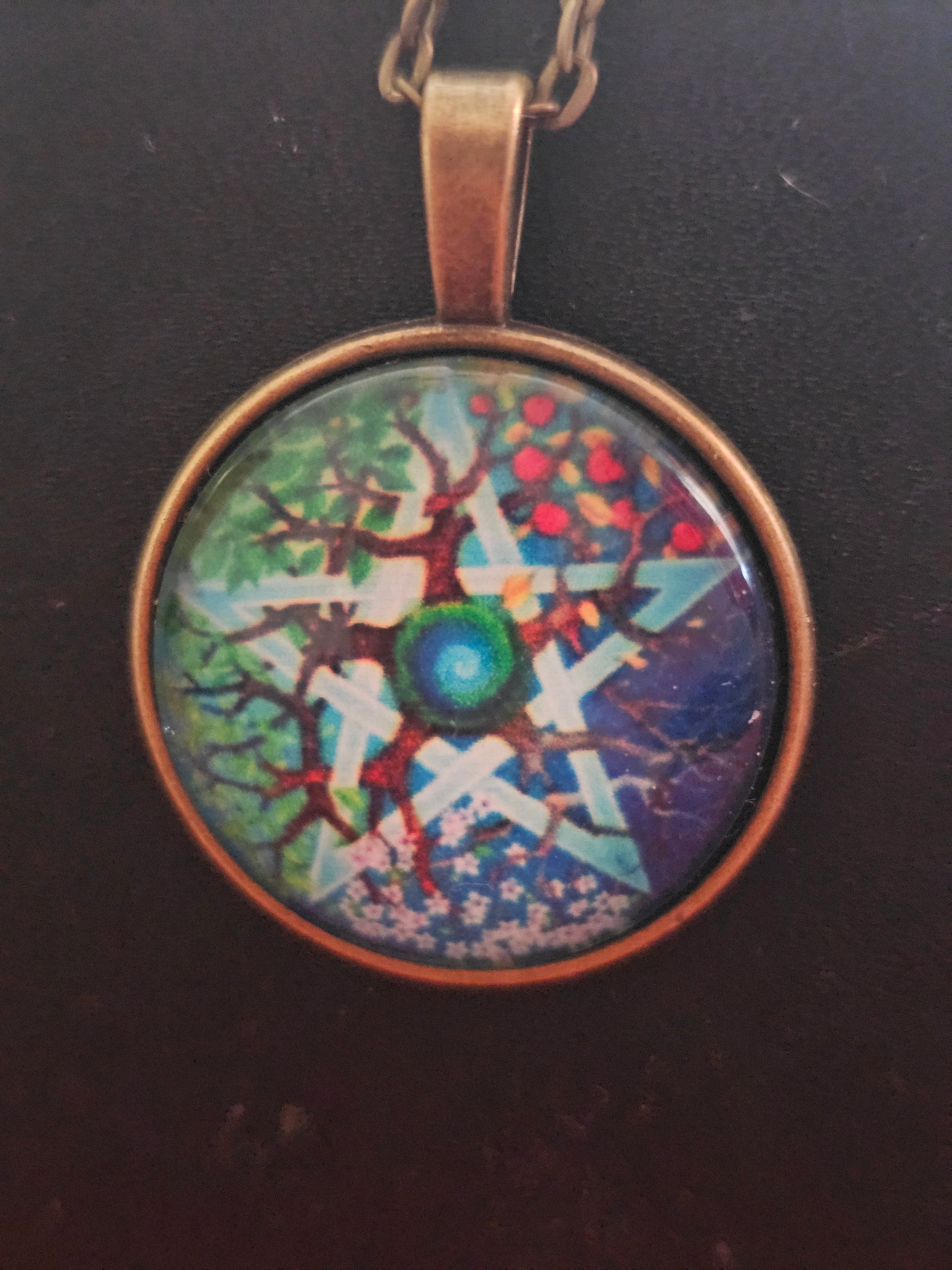 Collar con colgante,  dibujo de pentáculo con rama de árbol