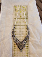 Collar elegante oscuro