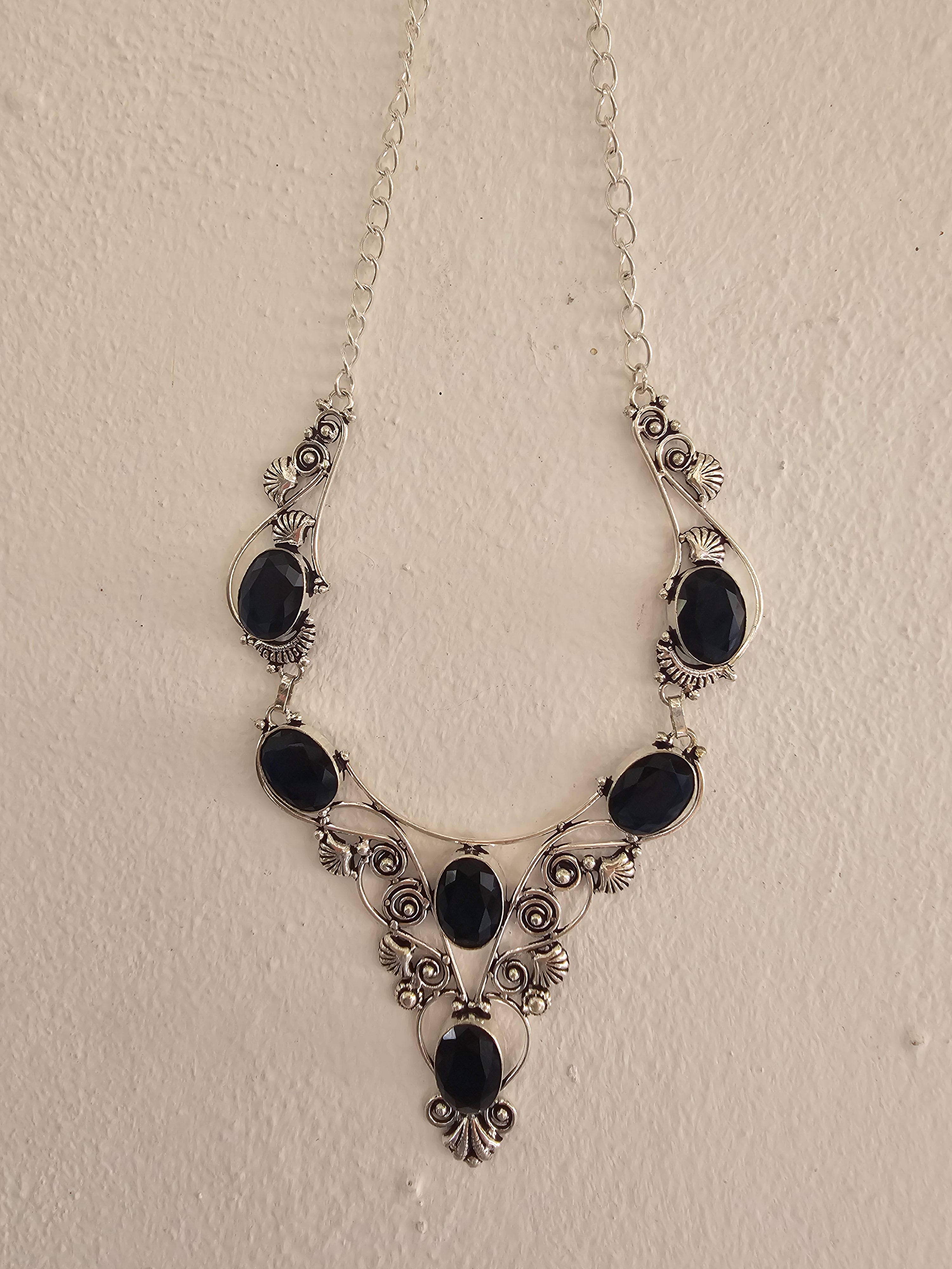 Collar delicado y elegante