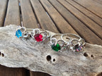 Lindo anillo con forma floral en varios colores