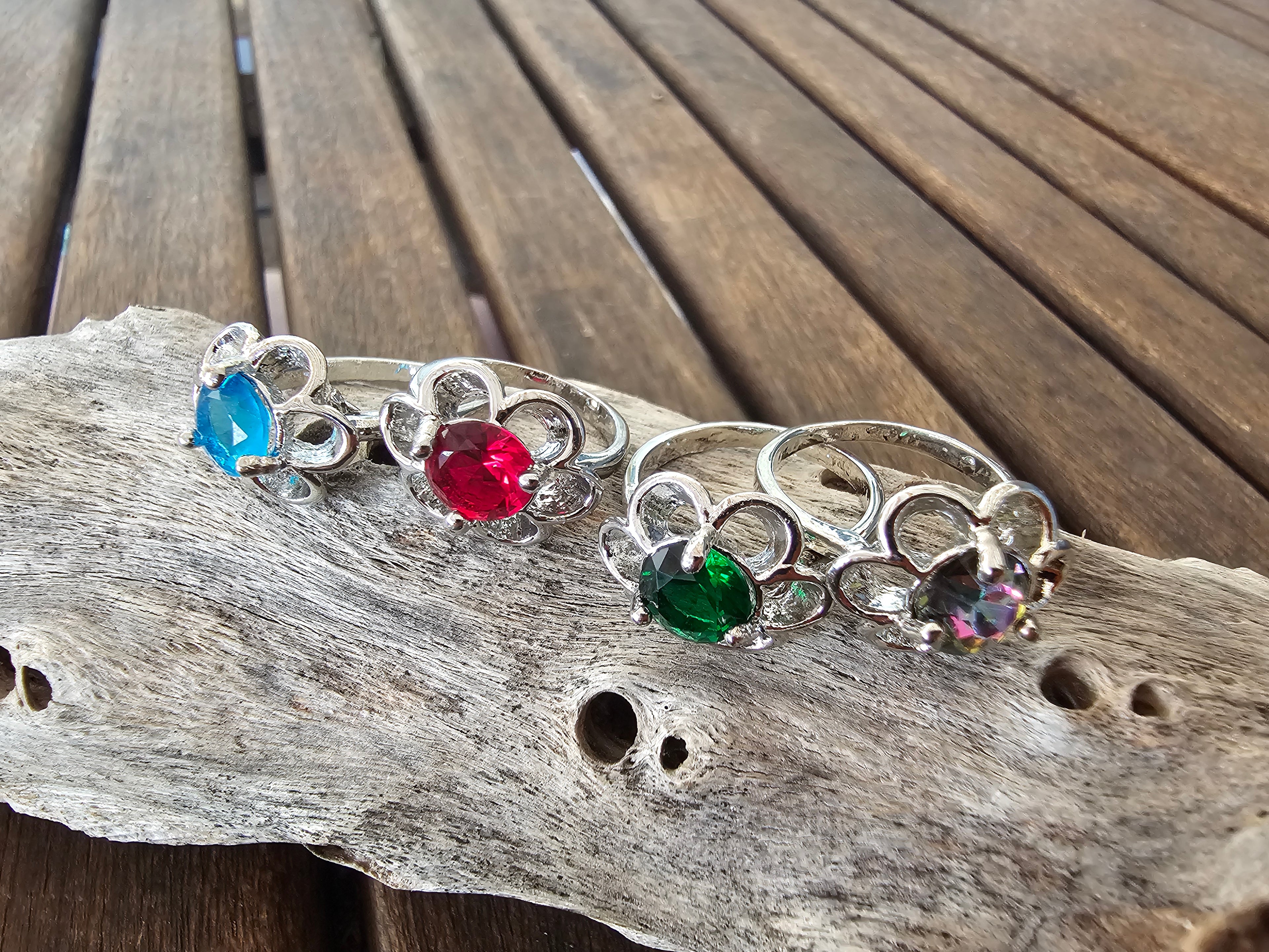 Lindo anillo con forma floral en varios colores