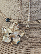 Colgante y brocha de Betsey Johnson