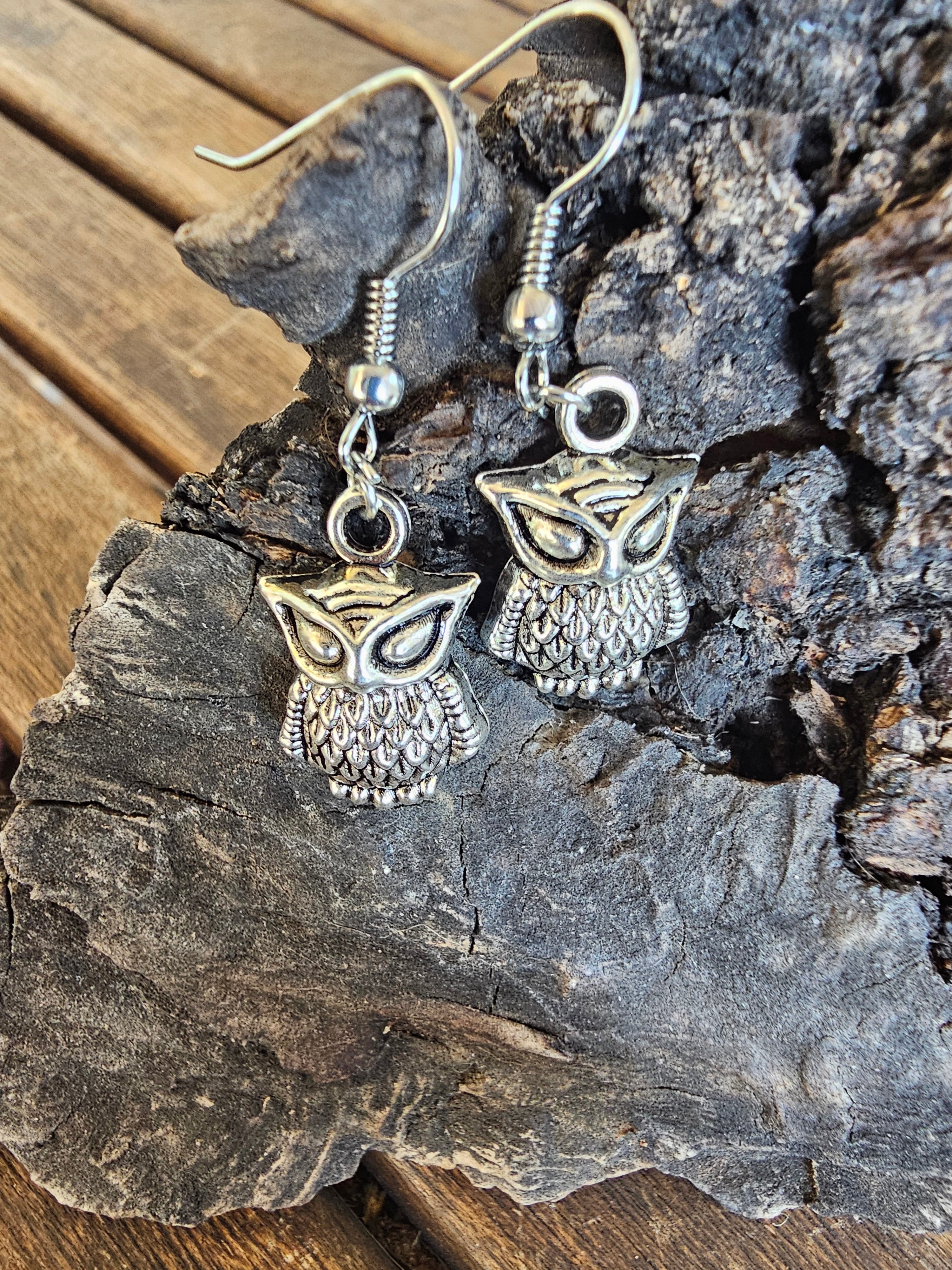 Pendientes Colgantes Búho de la Sabiduría – Plata Envejecida
