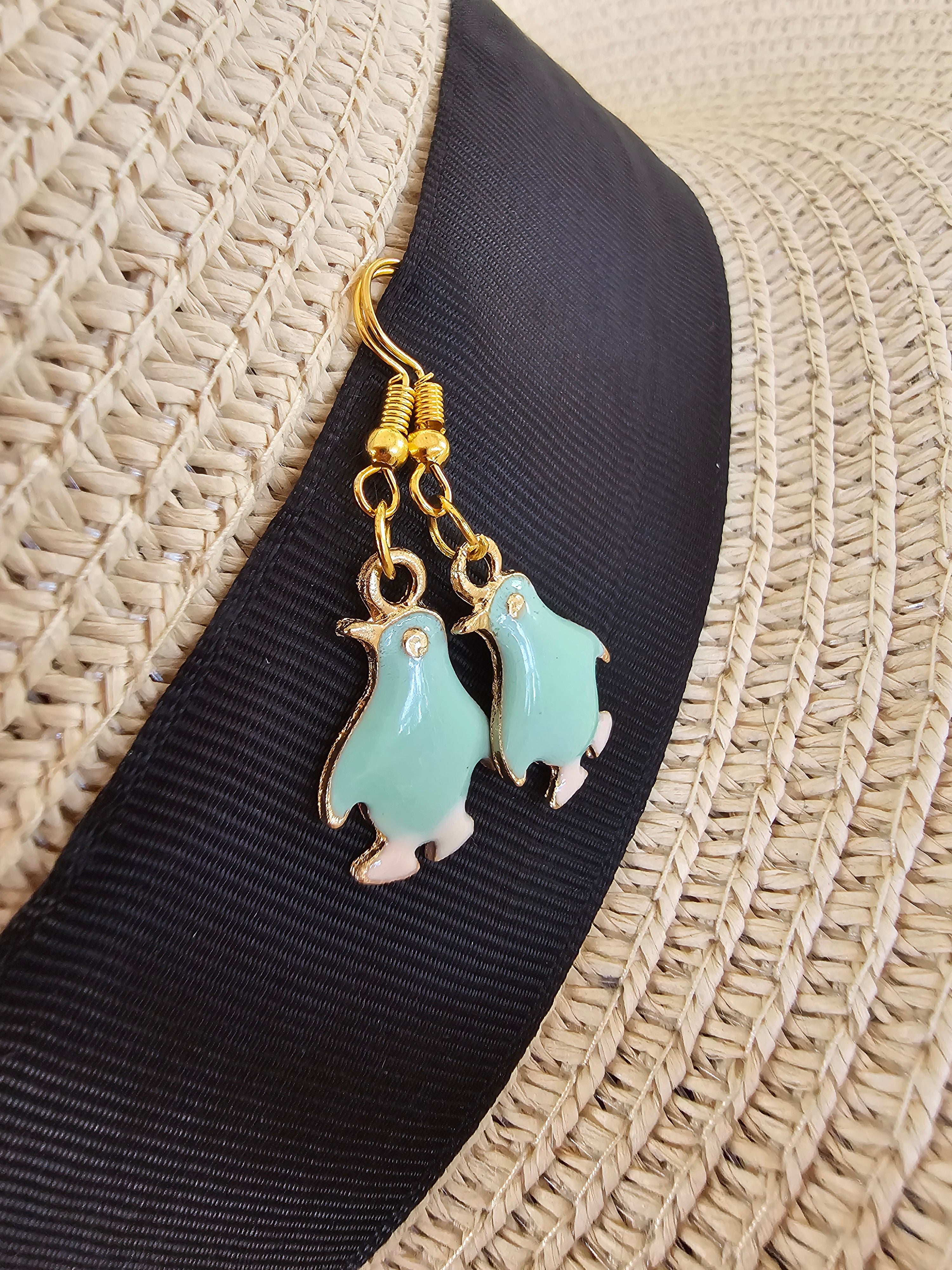 Agradables pendientes pingüino