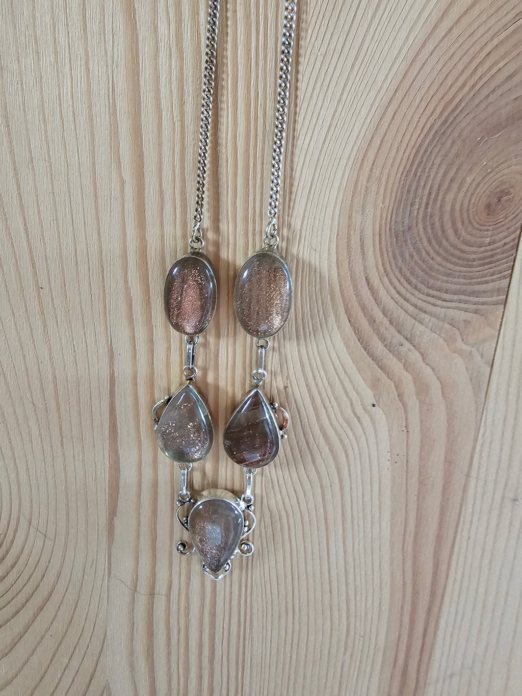 Collar brillante con detalles