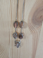 Collar brillante con detalles