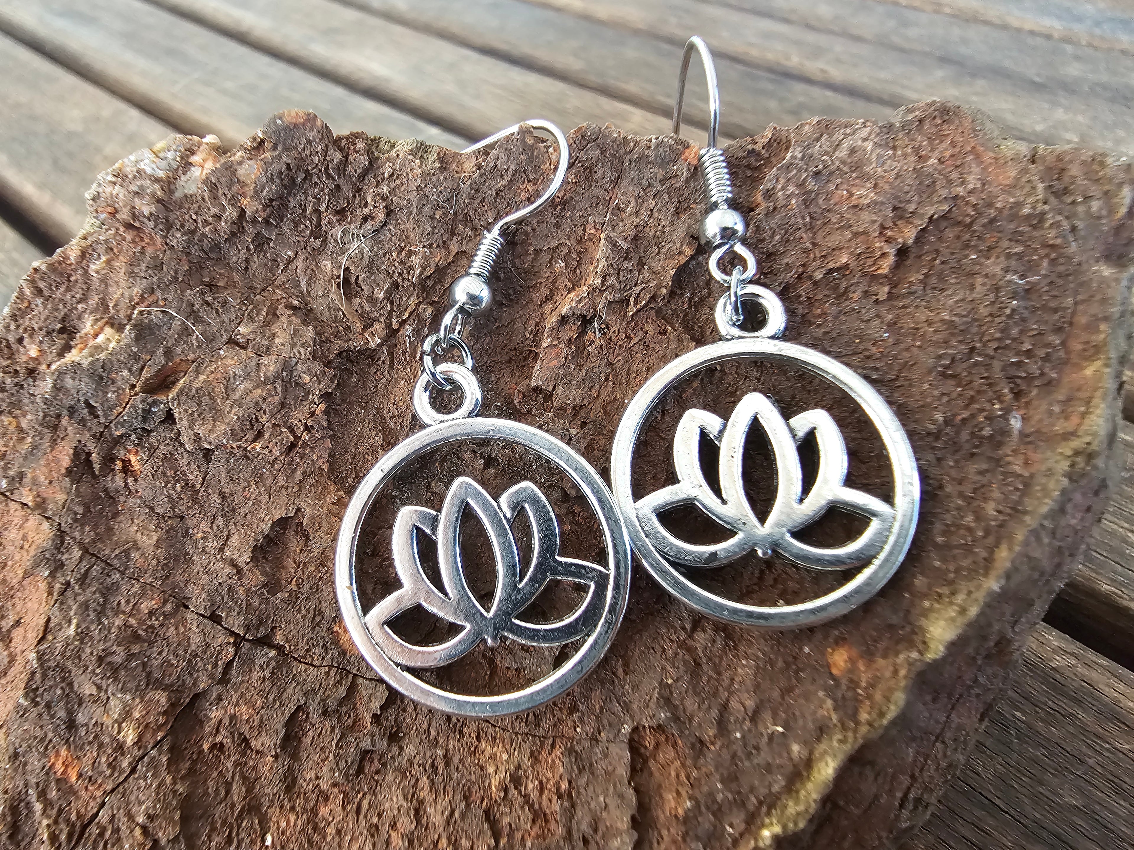 Pendientes de Flor de Loto Plateados - Pendientes Colgantes Boho Chic