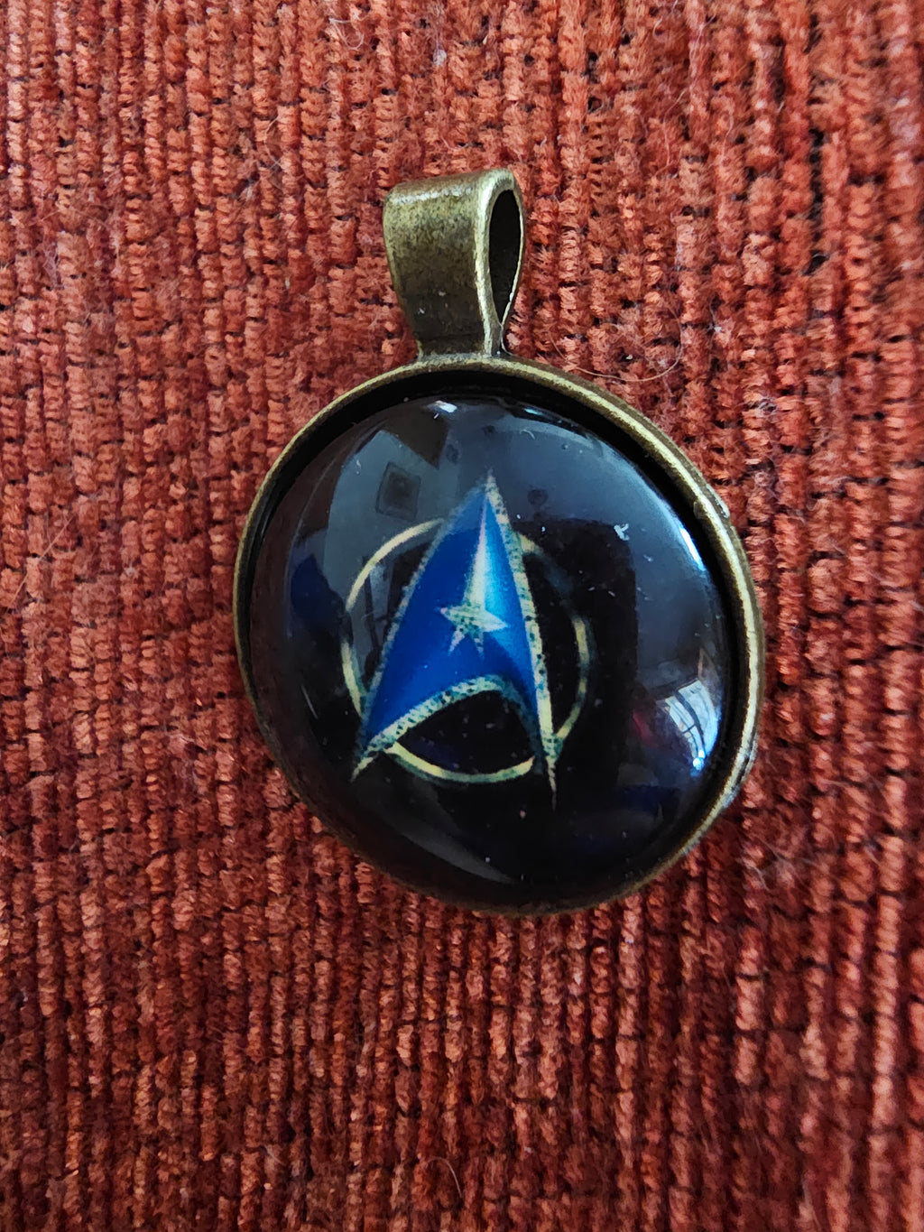 Star Trek Collar colgante con logo Boldly aumentado