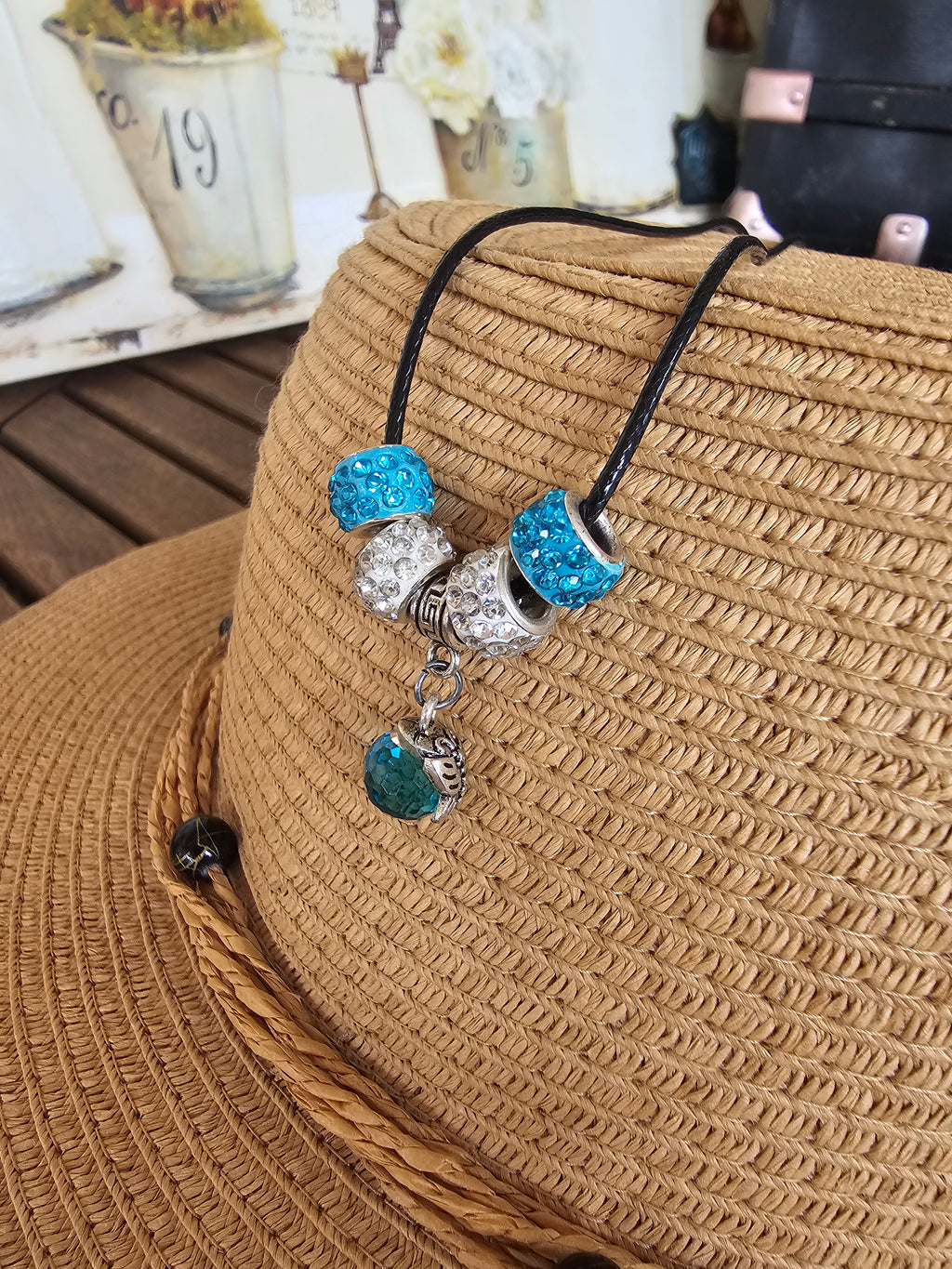 Collar de Cordón Negro con Cuentas Pavé y Colgante Turquesa – Estilo Pandora