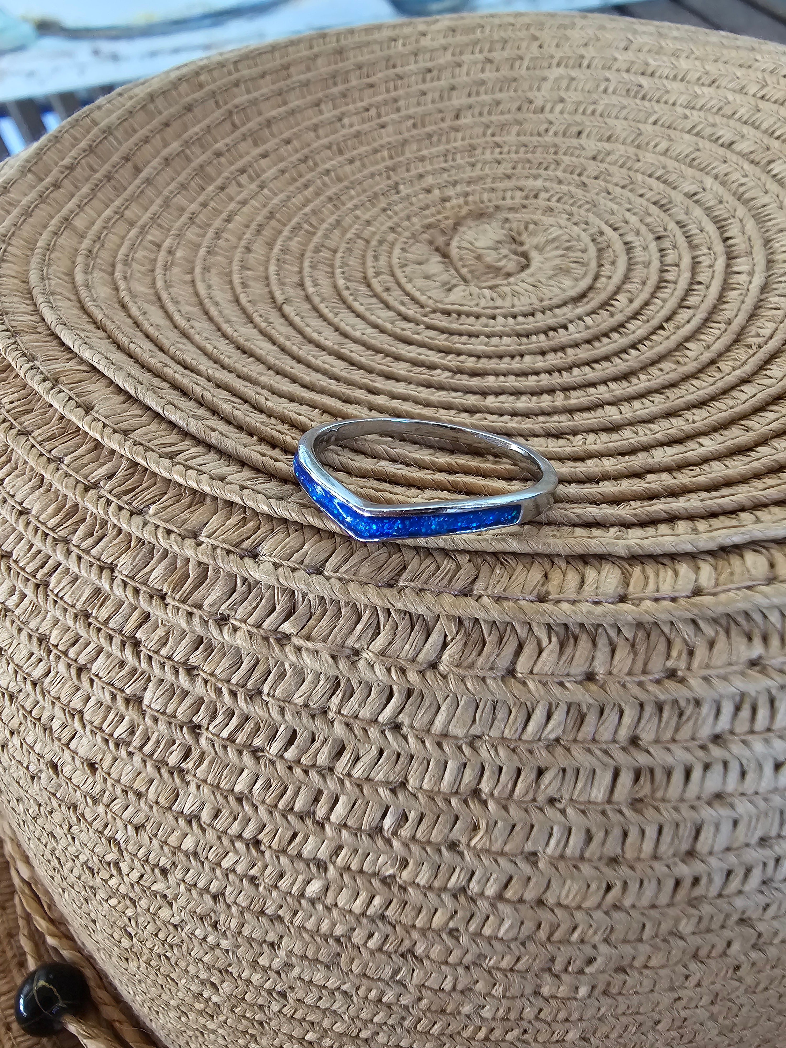 Hermoso anillo de forma de chevron
