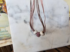 Collar Multihilo con Cuentas Pavé – Tonos Marrón, Blanco y Malva