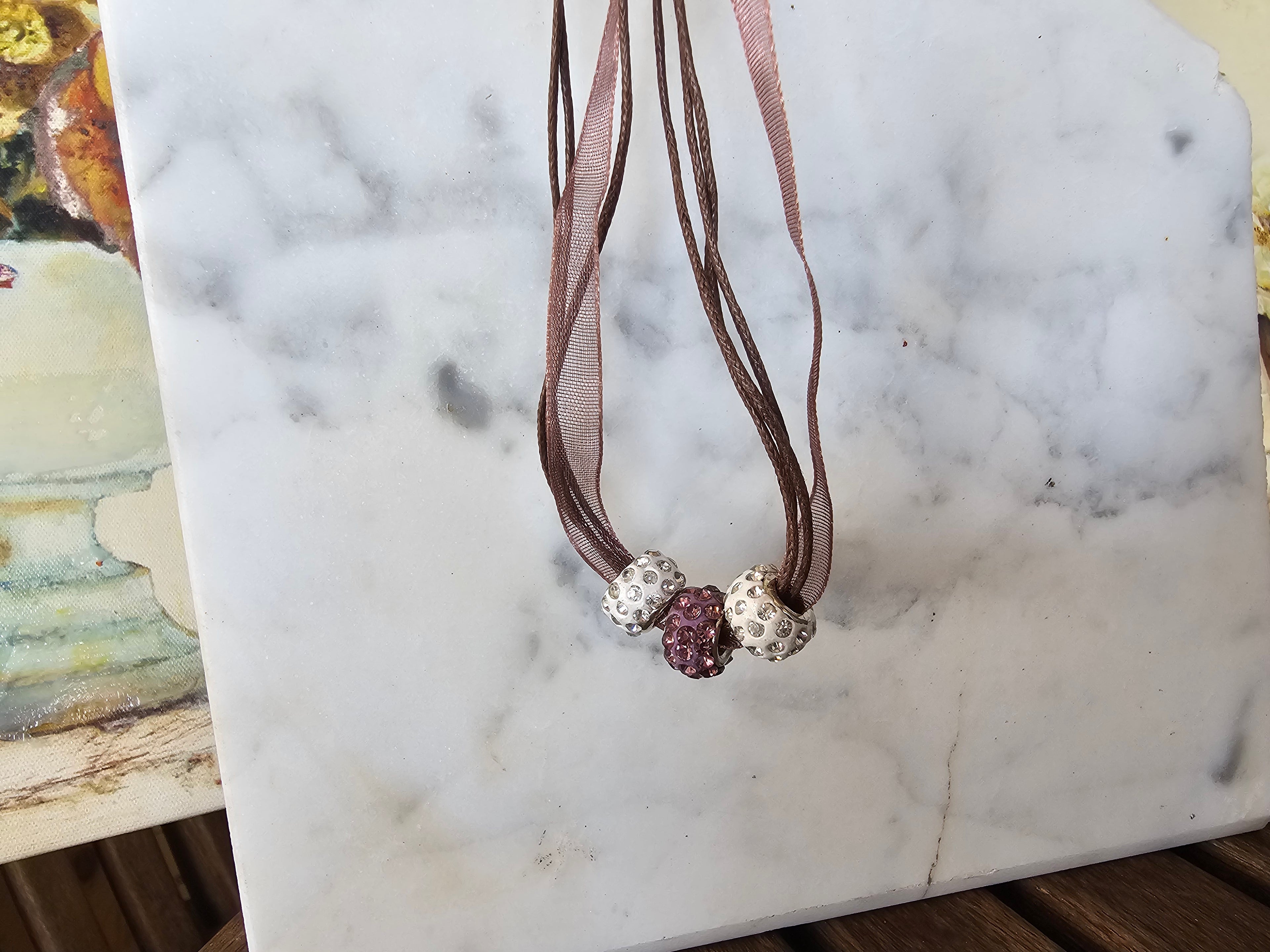Collar Multihilo con Cuentas Pavé – Tonos Marrón, Blanco y Malva